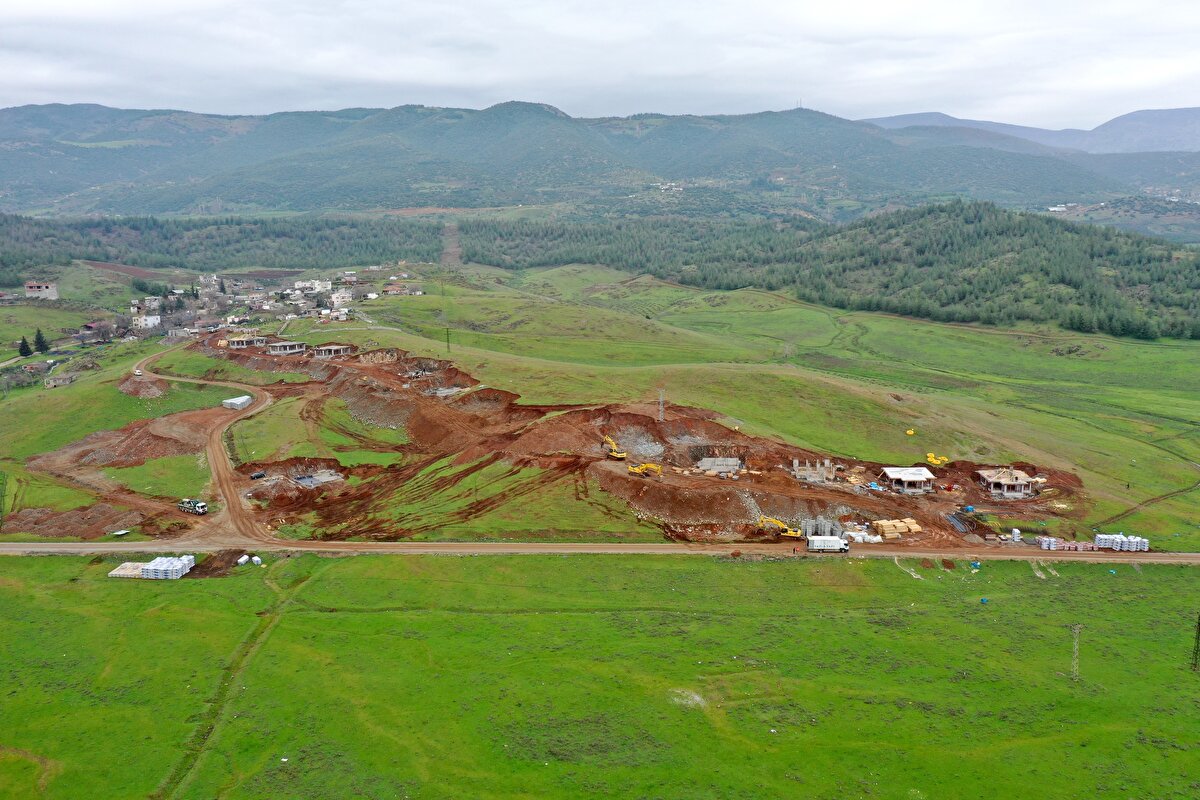 Yapılan evlerin 3 oda ve 1 salondan oluştuğunu anlatan Taşdemir, "Emeği geçenlerden Allah razı olsun. Ben inşaat alanını gezdim. Demir bağlantısı ve yapısı çok güzel. Cami, Kur'an kursu ve ahırlar yapılıyor. Hiçbir eksiğimizi bırakmadılar." dedi.<br><br>