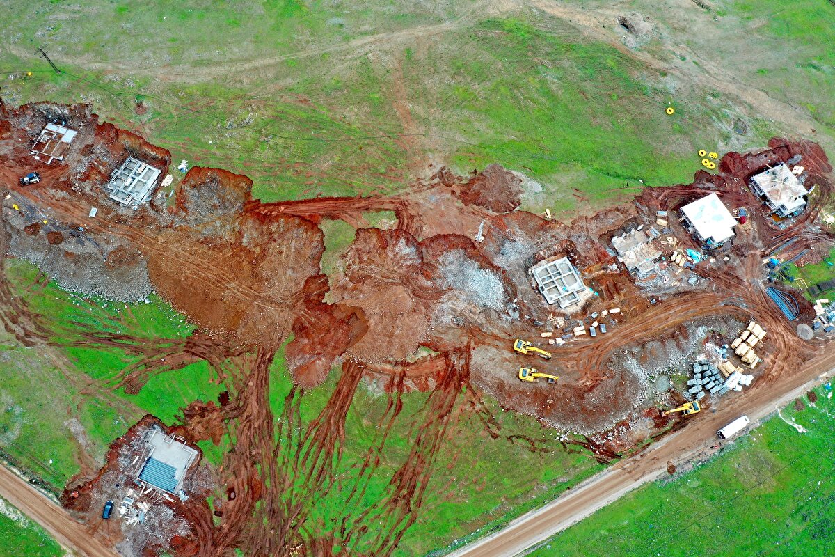Mahalle sakini Mücahit Taşdemir de devletin kendilerini hiç yalnız bırakmadığını, bunun için minnettar olduğunu ifade etti.<br><br>Tüm eksikliklerin giderildiğini belirten Taşdemir, "Depremin ikinci günü çadırlarımız, 1 hafta sonra da konteynerlerimiz geldi. Şimdi de burada kalıcı konut yapılacak. Bunun için köy halkı çok sevinçli. Evlerimiz çok süper oluyor. Her gün bakıyoruz. Eksiksiz yapılıyor. Bir an önce içine girmek ve huzur içinde uyumak istiyoruz." diye konuştu.