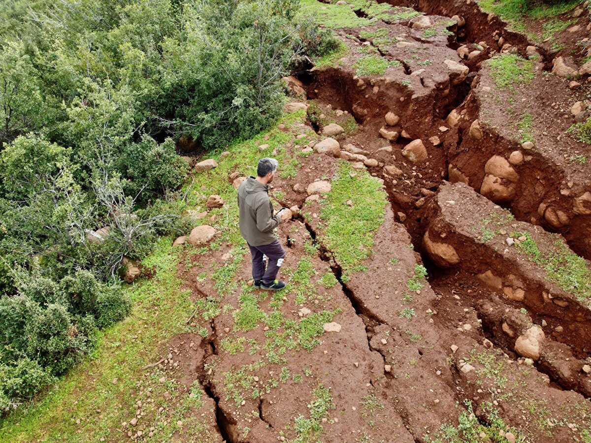 Yüzey kırığının bulunduğu bölgelerde 1 ila 3 metre kot farkı oluştuğunu anlatan Bulut, şöyle konuştu:<br>