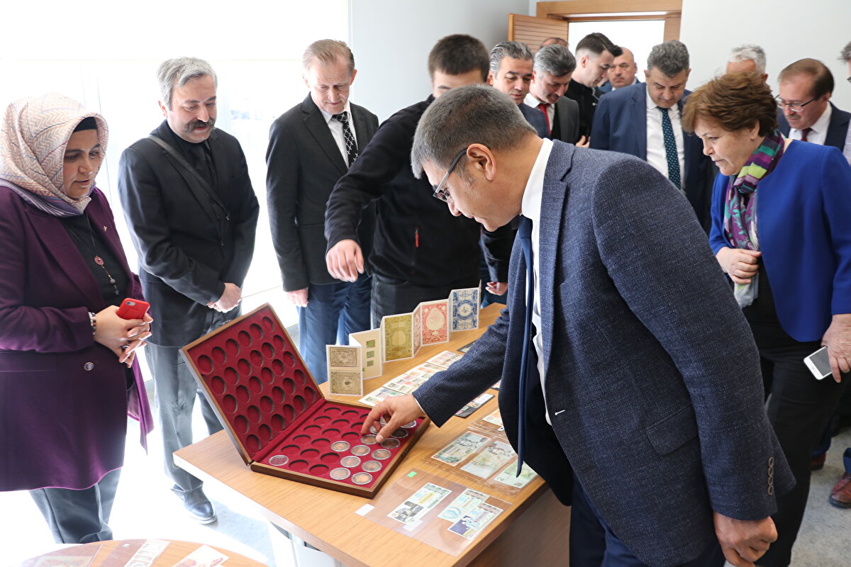 Çeşitli ülkelerin para ve belgelerini topladığını belirten Gündüz, "İlk olarak madeni para toplamaya başladım. Son 2 yılda işi ilerlettim ve alım yapmaya başladım. 80 ülkenin parası mevcut. 2 bin liradan başlayıp 5 bin lira verdiğim paralar oldu. Bu, paranın piyasada bulunmasıyla alakalı. Koleksiyon bana 30 bin liraya mal oldu" diye konuştu.