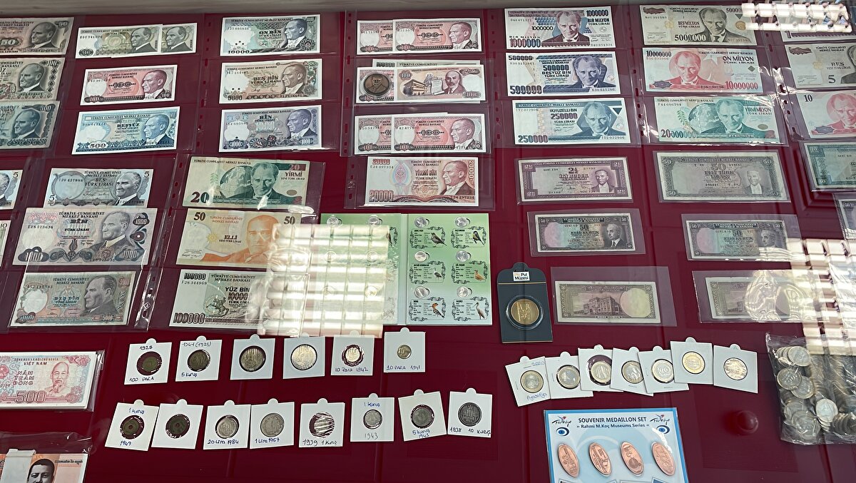 Bugün sona erecek serginin açılışına İl Emniyet Müdürü Kadir Yırtar, kurum müdürleri, vatandaşlar ve öğrenciler katıldı.<br>