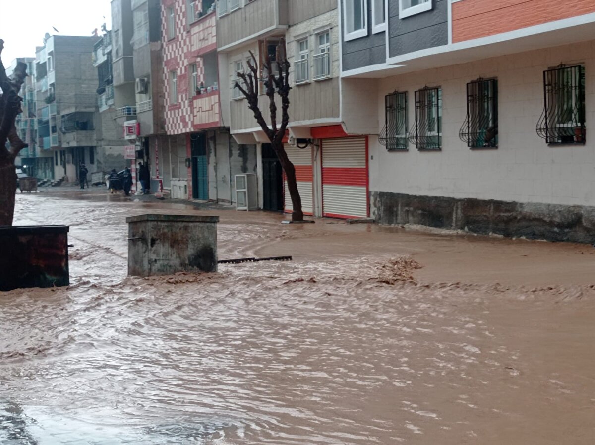 14-15 Mart tarihinde 17 kişinin hayatını kaybettiği sel felaketinin ardından kentte akşam saatlerinde etkili olan sağanak yağış nedeniyle bazı cadde ve sokaklar adeta göle döndü.