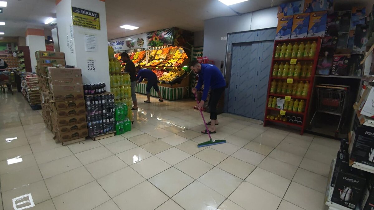 AFAD, vatandaşları olumsuzluklara karşı dikkatli ve tedbirli olması konusunda uyardı. 