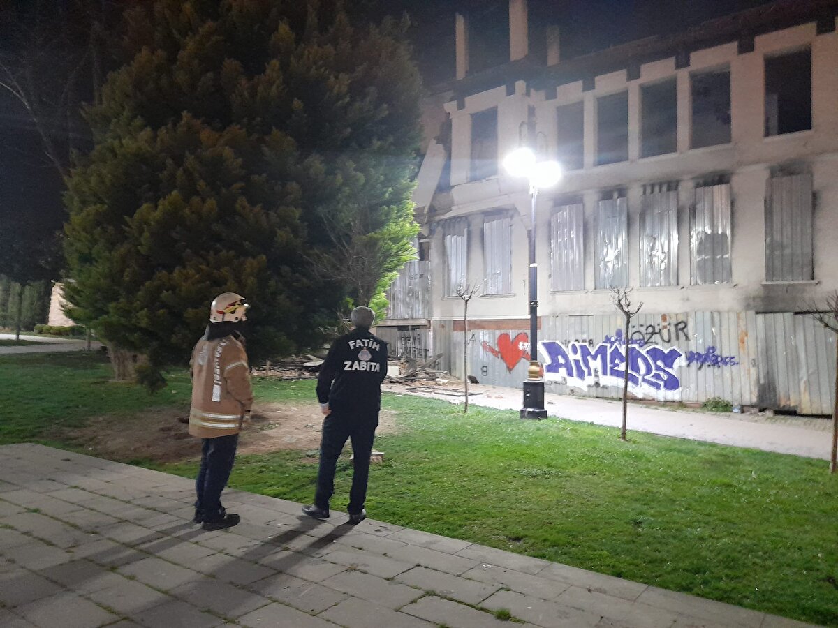 Tarihi binadan kopan beton parçaları Edirnekapı Parkı'nın içine düştü. Çevredekiler durumu hemen polis, itfaiye ve zabıta ekiplerine haber verdi.