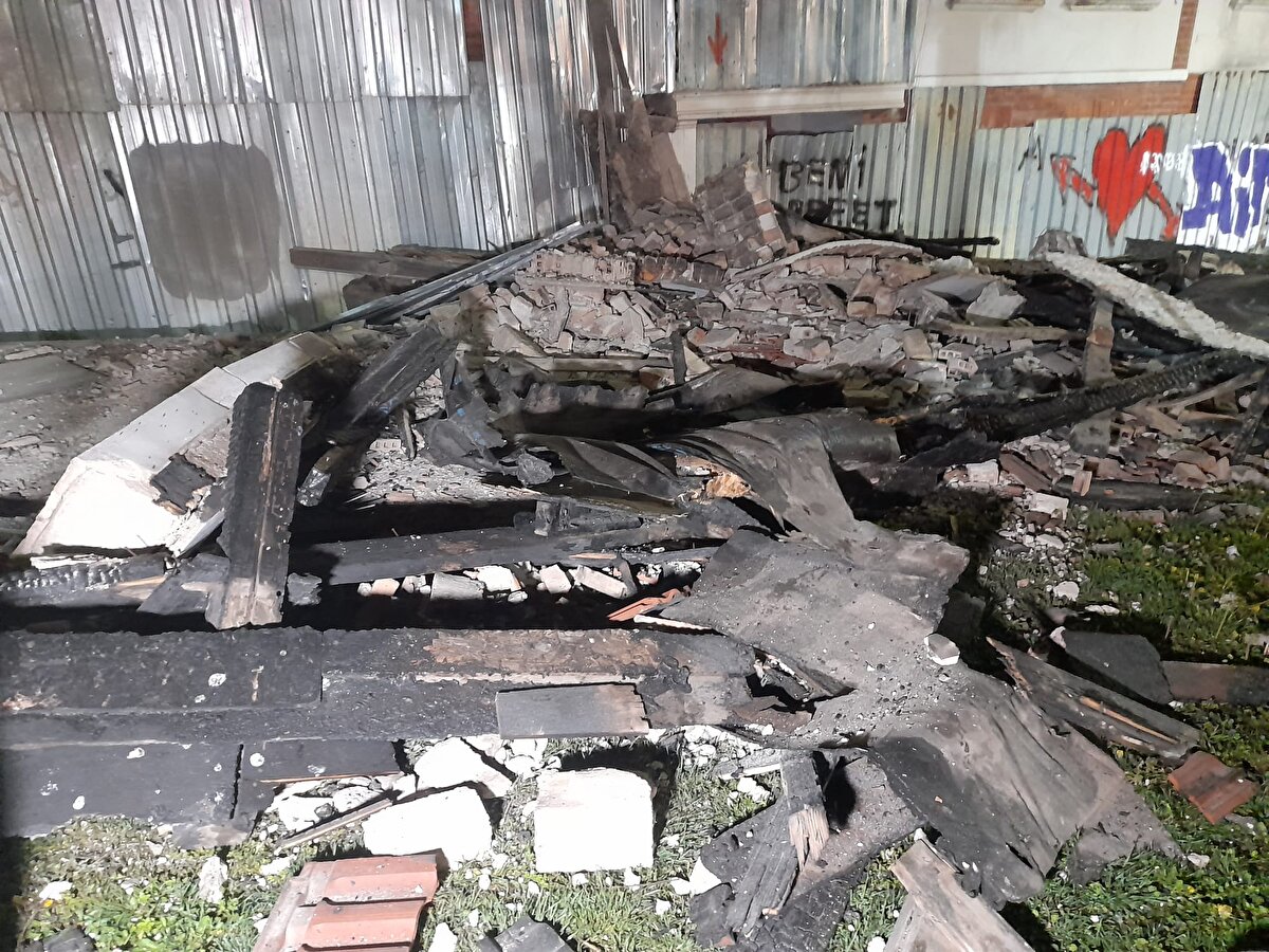 Fatih Belediyesi zabıta ekipleri ise incelemelerin ardından binanın çevresine demir bariyerler koyarak önlem aldı. <br><br>