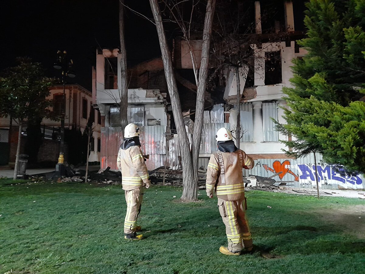 Polis ekipleri olayla ilgili inceleme başlattı.