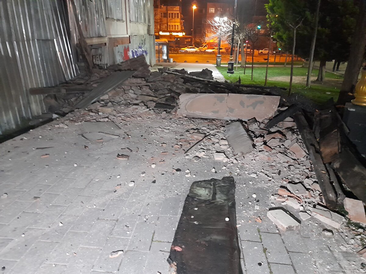 Edinilen bilgiye göre, daha önceden boşaltılarak belediye ekipleri tarafından önlem alınan binanın, çatı kısmı ve ikinci katında kısmen çökme meydana geldi.