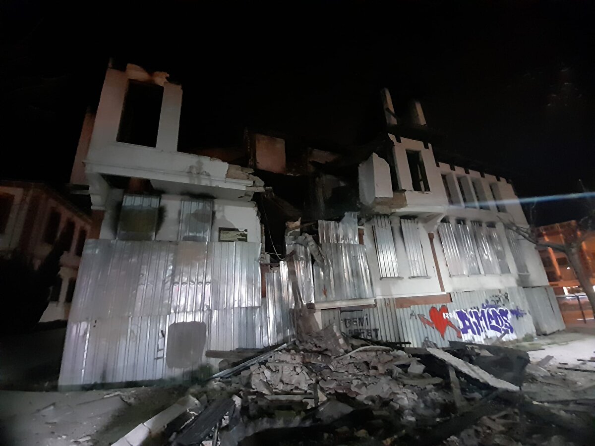 Olay yerine gelen itfaiye ekipleri, bina çevresinde incelemelerde bulundu.