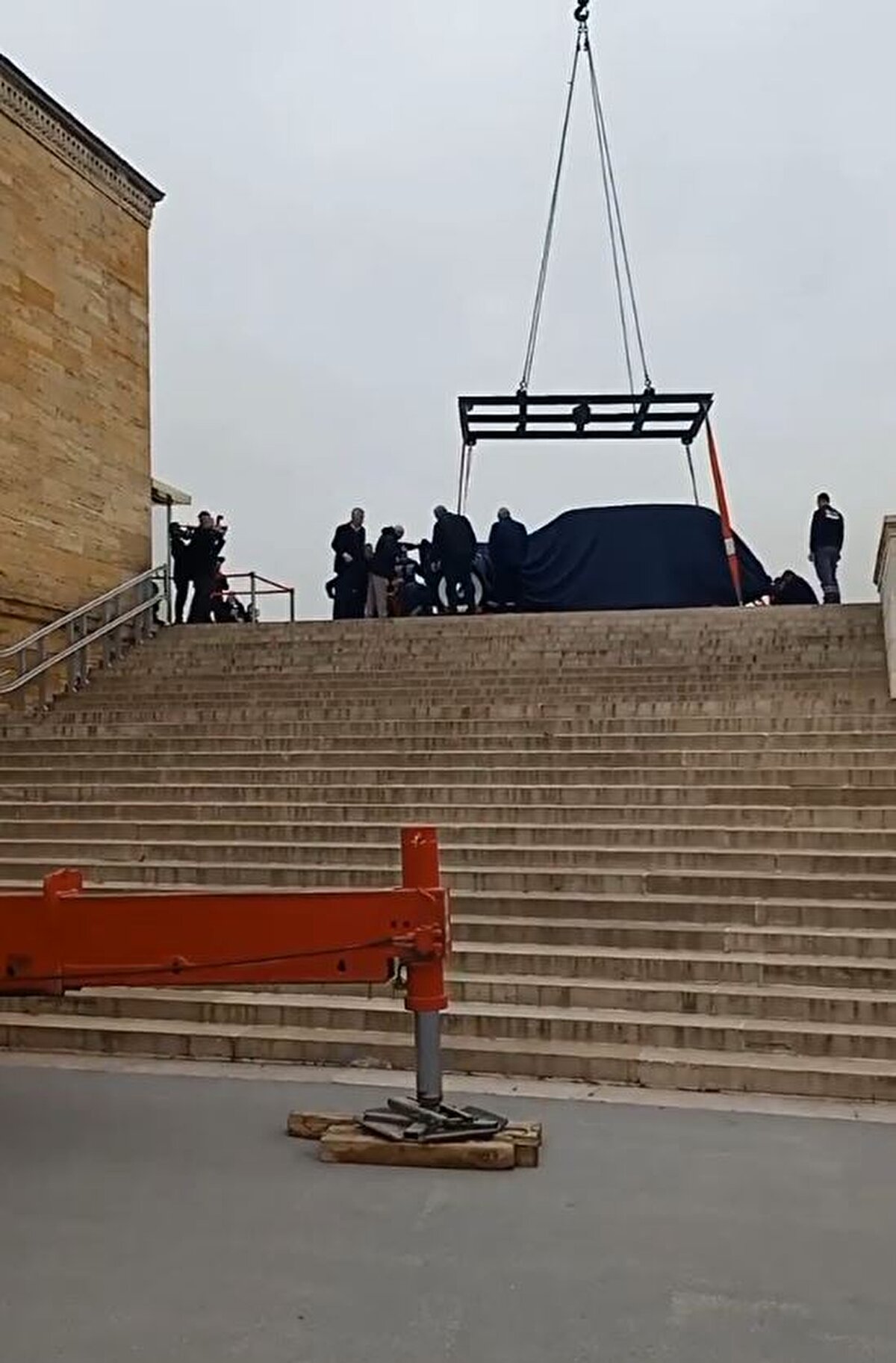 Törenin ardından otomobil, 23 Nisan Kulesi'ne yerleştirilmek üzere tekrar sökülüp, ait olduğu yere konulup montajı yapıldı.<br><br>