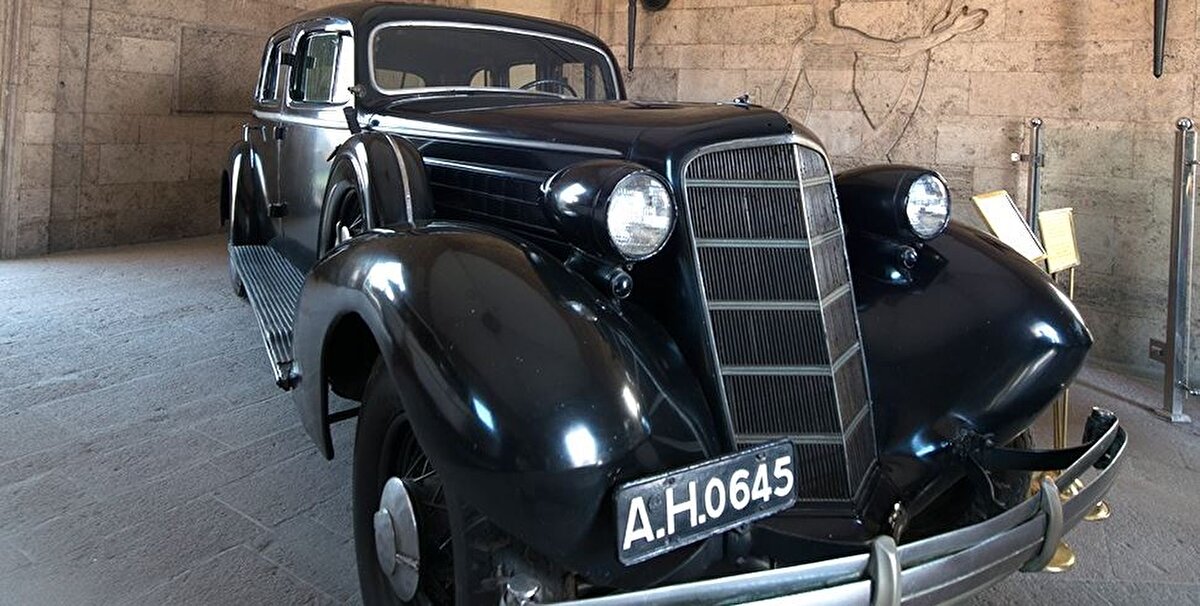 Akel, otomobilin Atatürk'e İş Bankası tarafından hediye edildiğini belirterek, "Bu otomobil 1935 model ve Atatürk'ün şahsi aracı. Otomobil, Atatürk'ün Anadolu gezisinde Hatay'da bekletilmiş, kız kardeşi tarafından otomobil Hatay'da bir yerde tutulmuş. Biraz atıl durumdaymış. Atatürk öldükten sonra 60'lı yıllara kadar Hatay'da varisleri tarafından kullanılmış. Otomobil çalışmaz vaziyete gelince, varisler İş Bankası ile iletişime geçti. İş Bankası da 1960'lı yıllarda otomobili alarak trenle Anıtkabir'e götürmüş." dedi.<br><br>