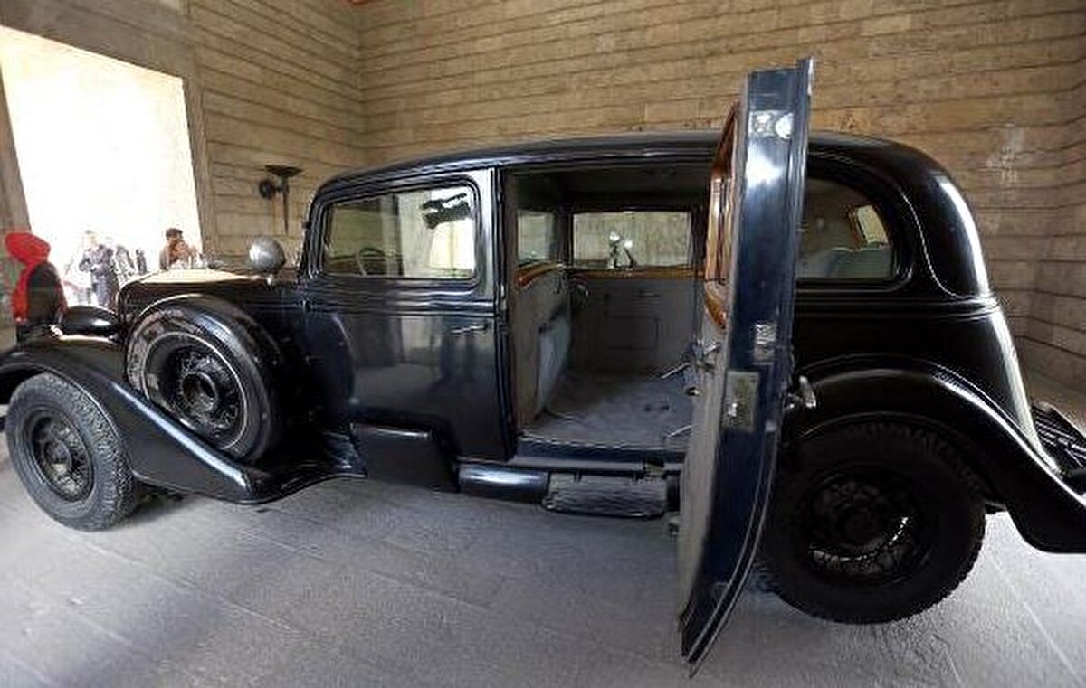 Akel, Atatürk'ün, 2013 yılında restorasyon için Anıtkabir'den alınan 2 otomobilinin ardından Cadillac marka otomobili de restorasyon için teslim aldıklarını kaydederek, "Bu otomobilin restorasyon süreci biraz uzun sürdü. Çünkü pandemi dönemine denk geldi, hem yurt dışı kaynaklı, hem bizden kaynaklı, biraz beklemeler oldu. Bir de orijinal döşeme malzemesi birebir aynısı olarak yeniden imal edildi. Parçası eksik olanlar bulundu, mesela kaput amblemi, jant kapakları, eksik jantları vardı, bunların birebir orijinali bulundu. Amerika'dan bazı parçaların gelmesini bekledik, her şey aslına uygun olarak restore edildi. Otomobil hazır duruma gelince montajına yavaş yavaş başladık. Biraz meşakkatli sürdü ama sonuca ulaştık. Bu araç 7 kişilik limuzin olarak geçiyor. Atatürk öldükten sonra kullanıldığı zamanlarda iyi korunmamış, bakımları ne derece yapılmış bilmiyoruz ama oldukça yorgundu. Aldığımızda parçaları orijinaldi, herhangi bir değişeni yoktu ama eksikleri vardı, çalışır vaziyette değildi. Biz otomobili çalışır duruma getirdik" diye konuştu.<br><br>