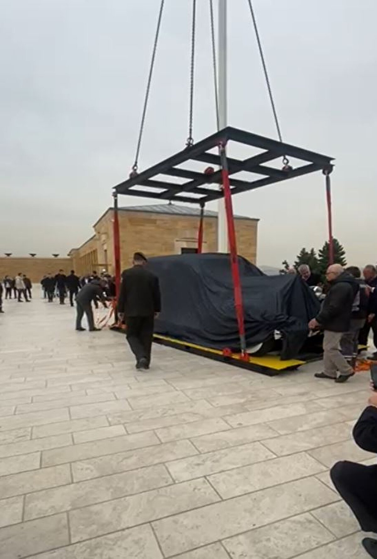 Anıtkabir'de 23 Nisan Kulesi'nden sökülüp çıkartılan otomobil, 2018'de restorasyon için İstanbul'a götürüldü.<br><br>