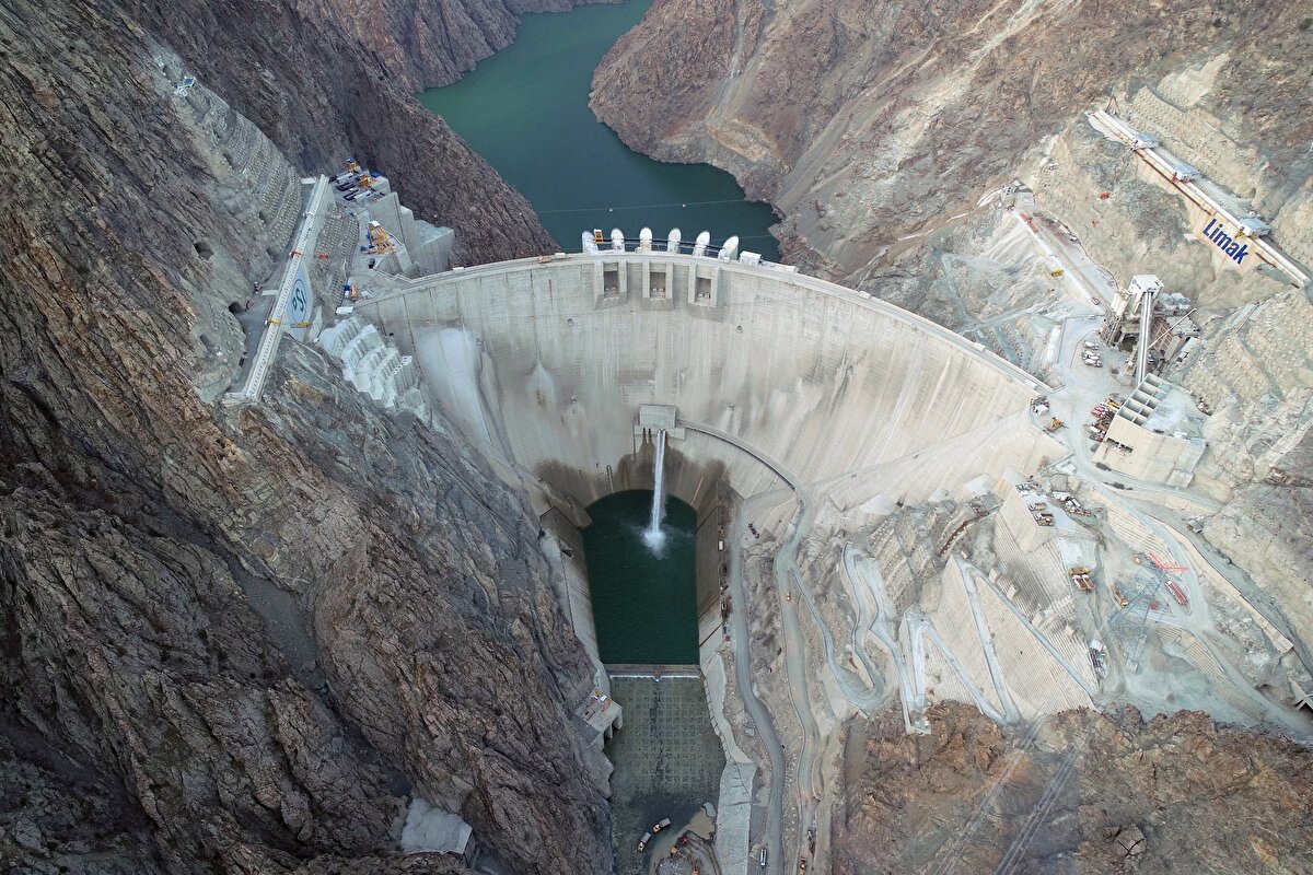  558 megavat kurulu gücüyle ülke ekonomisine yıllık 5 milyar lira katkı sağlayacak projeyle gövdesi, düşey ve yatay düzlemde kavisli şekilde tasarlanan dev gövdenin arkasında depolanan suyun potansiyel enerjisi, yıllık ortalama 1 milyar 900 milyon kilovat saatlik elektrik enerjisine dönüştürülecek. 2,3 milyar metreküp su depolama hacmine sahip baraj, 29 Mayıs 2023'te elektrik üretimine geçecek.