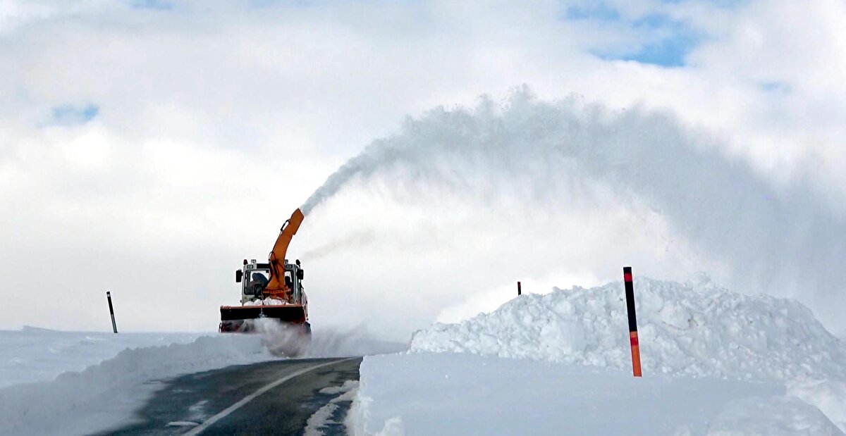 Kuraklıkla ilgili alınacak önlemlerin önemli olduğunu belirten Prof. Dr. Tecer, “Adaptasyon yani iklim değişikliğine uyumlu bir hayat biçimi benimsememiz gerekiyor. Öncelikle zihniyetimizin değişmesi, çevreye duyarlı, daha az salınım, karbon salınımı yapan aktiviteleri günlük yaşantımızda bireysel tercihlerimiz haline getirmeliyiz. İkincisi, suların kullanılmasında tarımsal faaliyetlerde vahşi sulamadan vazgeçip daha damlama sulama sistemine dönüşmeli.