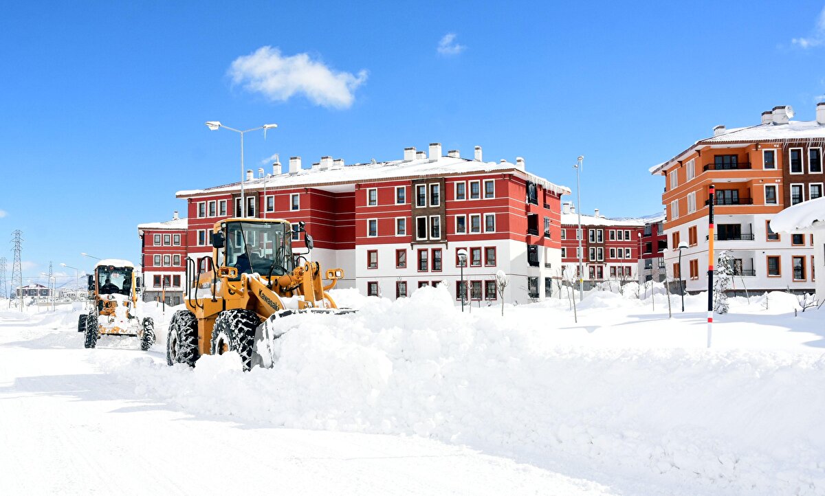 'YAĞIŞLARIN TÜRÜ DE ÖNEMLİ'<br><br>Prof. Dr. Tecer, yağışların türünün de önemli olduğunu ifade ederek, “Kar özellikle yer altı sularının beslenmesi, barajların dolması ve akarsuların yıl boyunca düzgün akabilmesi akarsu rejimlerinin dengede kalması sağlayan en önemli meteorolojik faktördür. Ayrıca tarımsal faaliyetler için de karın yağması ve karlı günlerin sayısının artması istenir. Ülkemizde kar yağışı karasallıklara, denize yakınlıkla, uzaklıklara denizden yüksekliklere bağlı olarak değişiyor. Halk dilinde de 'karlı dağlar' dediğimiz bir tabir var.