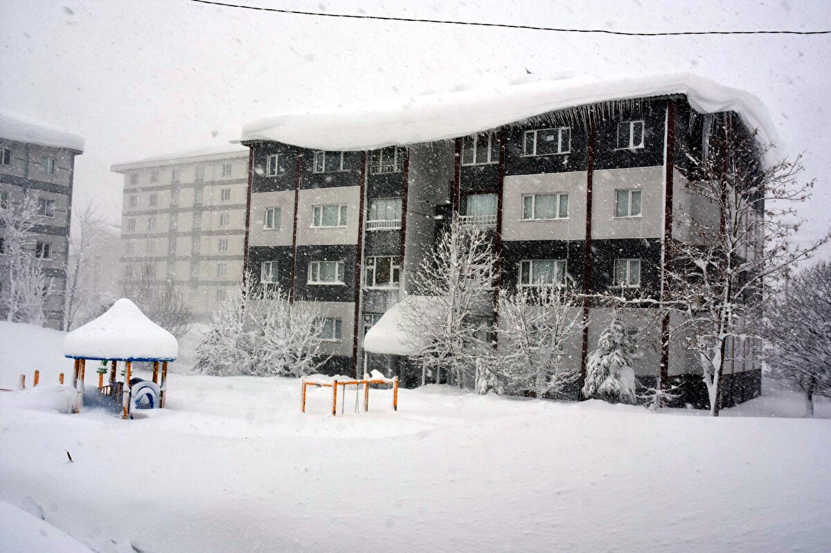 Türkiye ve kuzey yarım küredeki bütün ülkelerde kar yağışlı günlerin sayısının azaldığını belirten Prof. Dr. Tecer, “Bununla beraber kar örtülü günler sayısında da bir azalma var. Bunun sebebini araştıran çalışmalar genellikle iki tane meteorolojik faktör üzerinde duruyor. Sıcaklık ve yağışların da bu bölgede kuzey yarım küredeki ülkelerde azaldığına işaret eden çalışmalar var. Bunları da biz iklim değişikliği küresel ısınmayla ilişkilendiriyoruz. Karlı günlerin sayısının azalmasını da iklim değişikliği nedeniyle meydana geldiğini ortaya koyan çalışmalar var. İklim değişikliğinin sebeplerinden insan kaynaklı faaliyetlerin artması, atmosfere karbondioksit metan gibi sera gazlarının yüksek miktarda salınması, hava kirleticilerin atmosferde bol miktarda bulunması bir de bu bölgede kentleşmenin yoğun olduğu bazı büyük kentlerde sadece ısı adacıkları meydana geliyor. Yani tarımsal araziler ve diğer doğal yapıların üzerine kentlerle beton örtülerle, sanayi tesislerle kapladığımız zaman orada ısıyı hapsediyor bu yapılar. Bu da bölgesel olarak orasının daha fazla ısınmasına sebebiyet veriyor. Buna ısı adacıkları diyoruz ki bunlar da sıcaklıkları artıran etkenlerdir. Sıcaklıkların artması, yağışların azalması doğal olarak kar yağışlı günlerin sayısında da bir azalma hatta karla kaplı günlerin sayısında bir azalma meydana getiriyor" dedi.