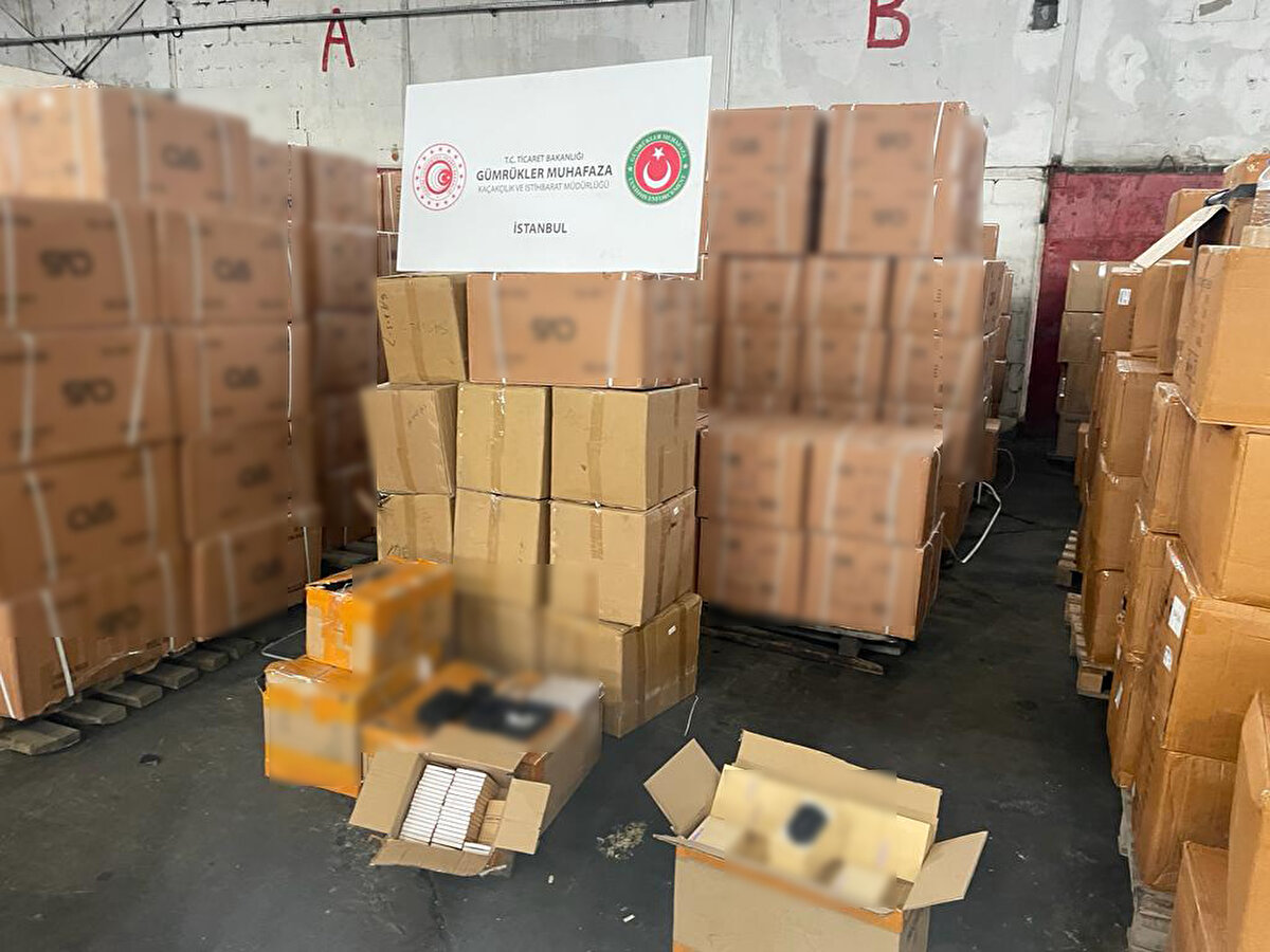 Eşya arasında çok sayıda beyan dışı dinleme cihazı, gizli kamera ve benzeri gizli takip cihazları ele geçirildi. Ekiplerce ele geçirilen kaçak eşyaya el konulurken, yapılan hesaplamalarda eşyanın değerinin 6 milyon 30 bin Türk lirası olduğu belirlendi. İstanbul Anadolu Cumhuriyet Başsavcılığı’nda kaçak eşyalarla ilgili soruşturma devam ediyor.<br><br>