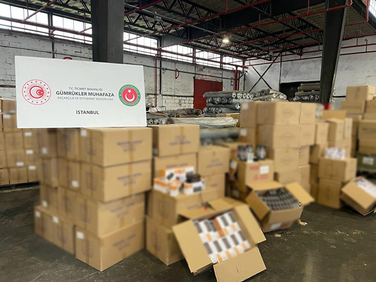 Konteynerde bulunan eşyalar peyderpey incelenerek eşyaların nitelik, cins, sayı, ağırlık yönünden tespit ve ölçümleri yapıldı. İncelemeler sonucunda beyan dışında ve farklı beyan edilen çok sayıda ve farklı türde eşyanın bulunduğu belirlendi.<br><br>