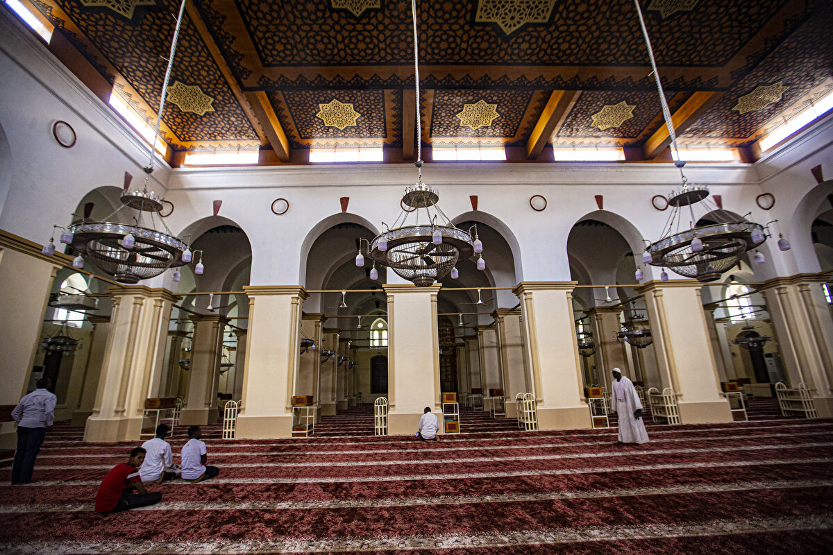 Sudan'da 14 yıl hüküm süren Mehdi Devleti (1885-1899) döneminde başkentin Umdurman kentine taşınmasıyla cami de kaderine terk ediliyor.