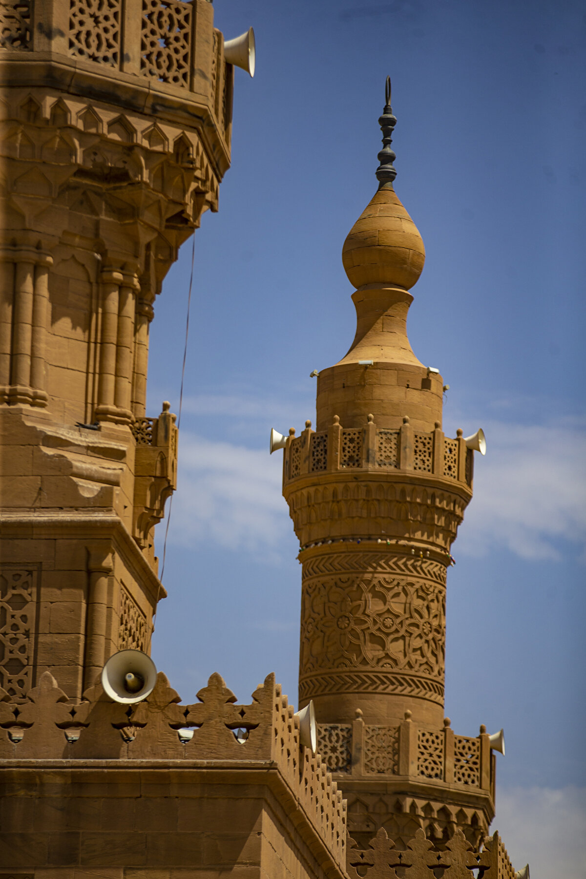 İç ve dış duvarlarındaki desenler ve süslemelerle dikkati çeken cami, Mısır'daki camilerin tarzını andırıyor.