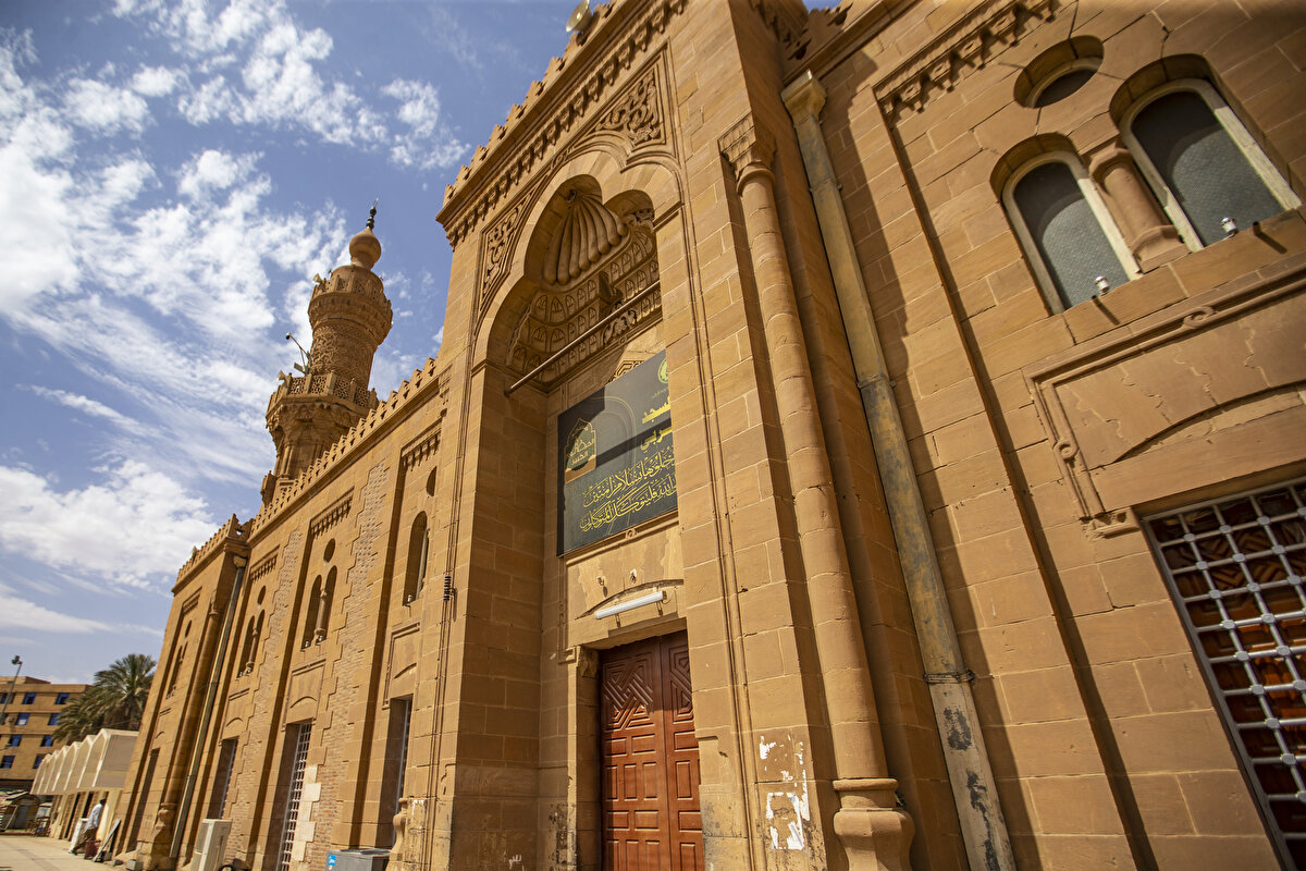 Caminin içinde ve avlusunda namazlar kılınıp dualar edilirken, halka vaaz ve nasihatte bulunuluyor, mukabelelerle hatimler indiriliyor ve hayırseverlerin ikramlarıyla avlularda toplu iftarlar veriliyor. Sudanlı Müslümanlar, iftar sonrası gece saatlerine kadar teravih ve sair ibadetlerle Ramazan’ın atmosferini burada yaşamaya çalışıyor.