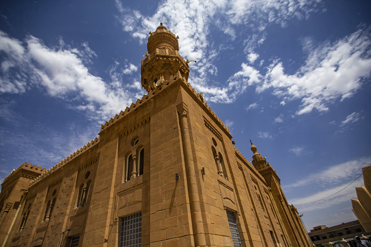 Sabahın erken saatlerinden itibaren Kur'an-ı Kerim ve tefsir halkalarına katılmak için camiye gelen Müslümanlar; camide fıkıh, akait, Arapça, miras ve İslâm hukuku gibi çeşitli derslere katılıyor.