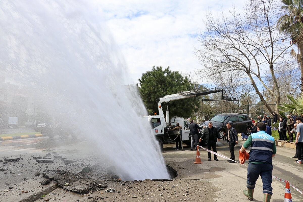 Tazyikli su, yolun karşısında altında dükkanlar bulunan 7 katlı binanın çatı ve dış cephesinde hasara neden oldu. Binadan kopan parçalar park halindeki bazı araçlara zarar verdi.<br>