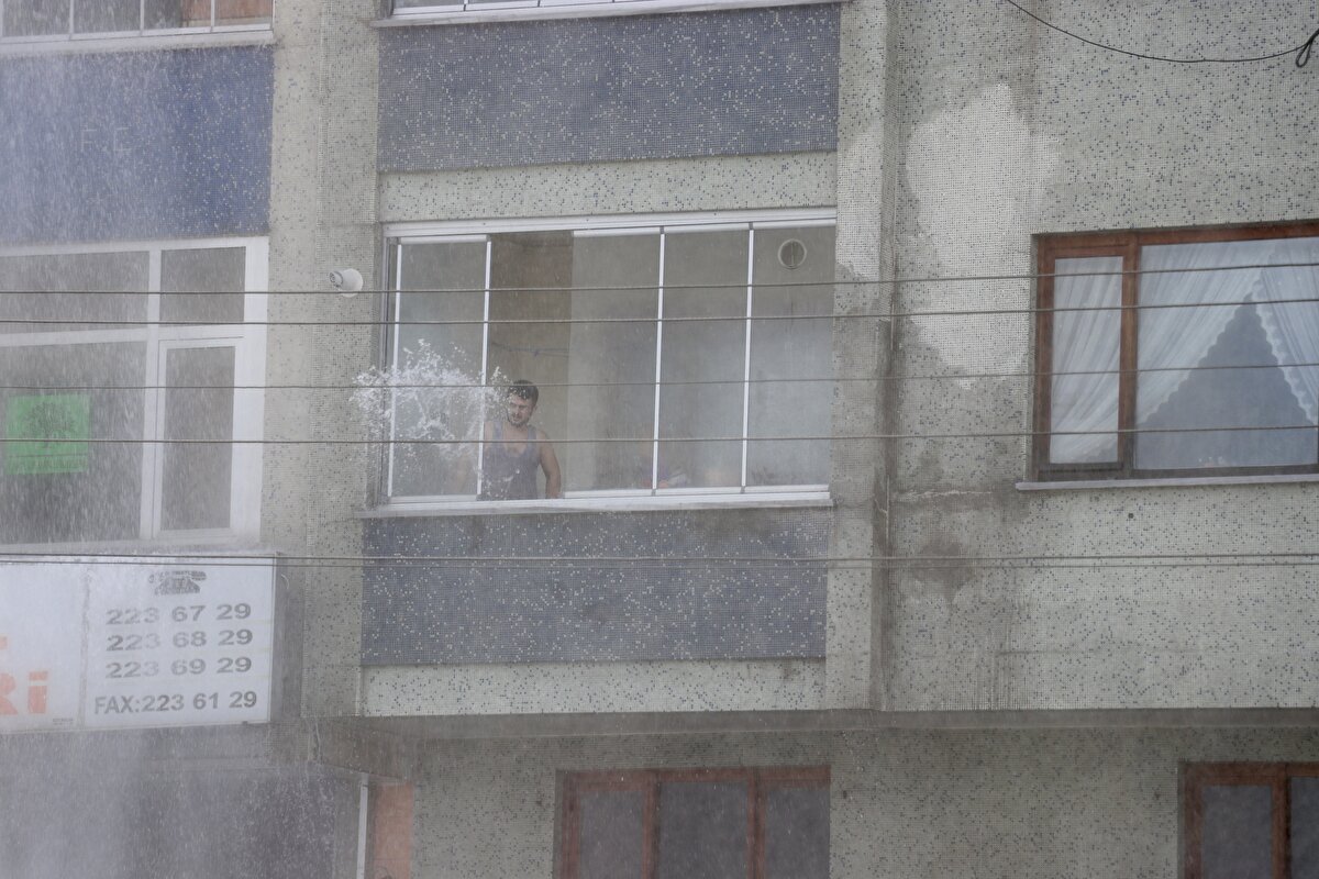 Suyun tahliye işlemleri devam ederken, ev ve iş yerleri sudan zarar gören vatandaşlar da temizlik çalışmalarına başladı.<br>