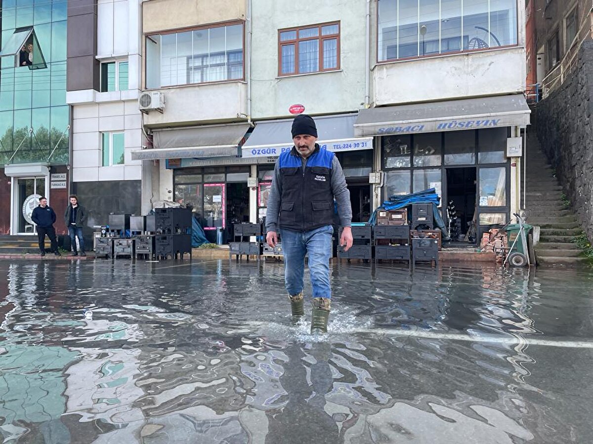 Öte yandan patlama anı çevredeki bir iş yerinin güvenlik kamerasına yansıdı.