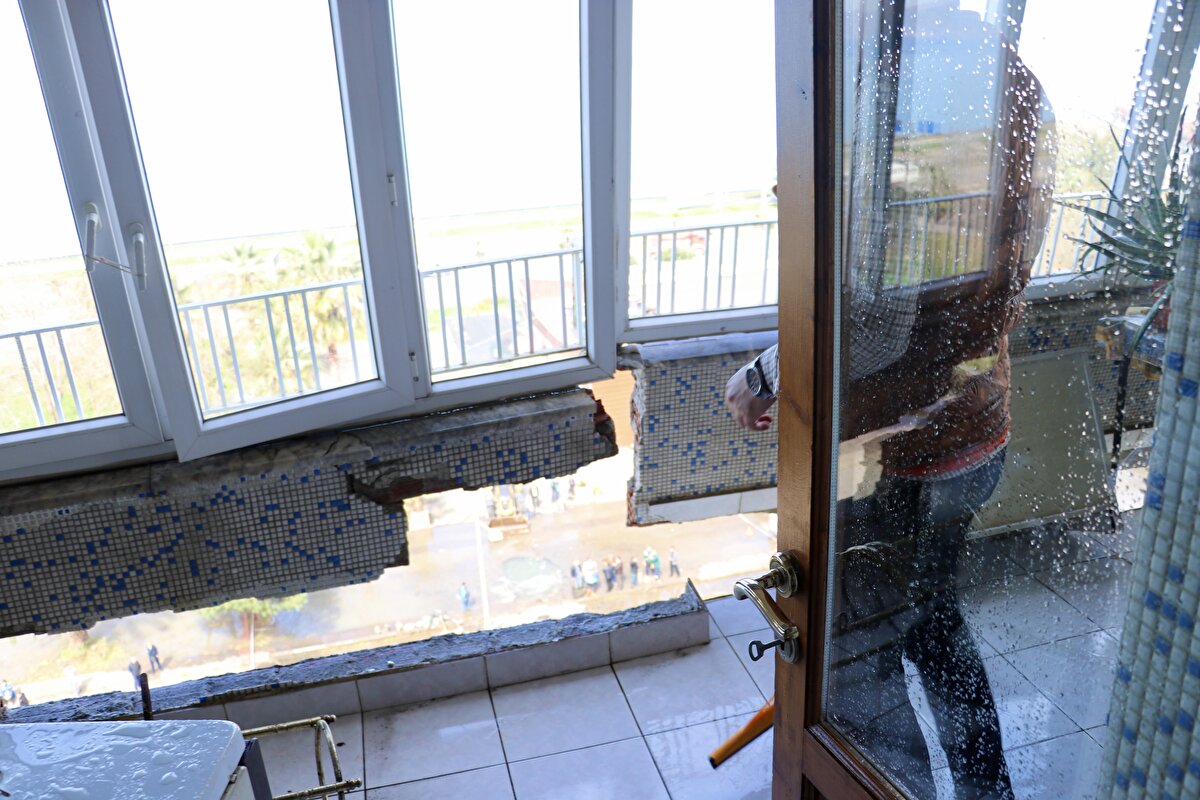 Vatandaşlardan Sabri Aydın da araba yıkarken bir patlama sesi duyduğunu dile getirdi.<br>