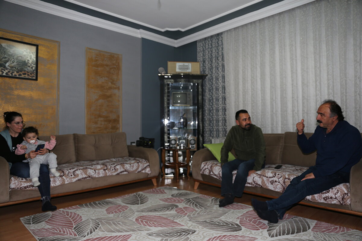 Kentte herkesin kendileriyle yakından ilgilendiğini dile getiren Kırlangıç, "Ülkenin geneli, özelikle Van halkı inanılmaz bir dayanışma örneği gösterdi. Herkes cansiparane şekilde yaralarımızı sarmaya çalışıyor. İnşallah kısa sürede yaraların sarılmasıyla ben görev yerim olan Hatay'a, ailem de Kahramanmaraş'a dönecek. Depremde bazı akrabalarımızı kaybettik. Yaşadığımız şehrin büyük kısmı yıkıldı. Akrabalarımızın birçoğu çadır ya da konteynerde kalıyor. Bize evini açtığı için arkadaşıma ve her zaman destek veren Vanlılara teşekkür ederiz. Desteklerini hiçbir zaman unutmayacağız." ifadelerini kullandı.<br><br>Babası Mükremin Kırlangıç da "Günlerdir buradayım. Allah, Van halkından razı olsun, nereye gittiysek, kiminle karşılaştıysak bir yakınlık, yardımseverlik gördük. Bize destek veren herkese teşekkür ederim." dedi.