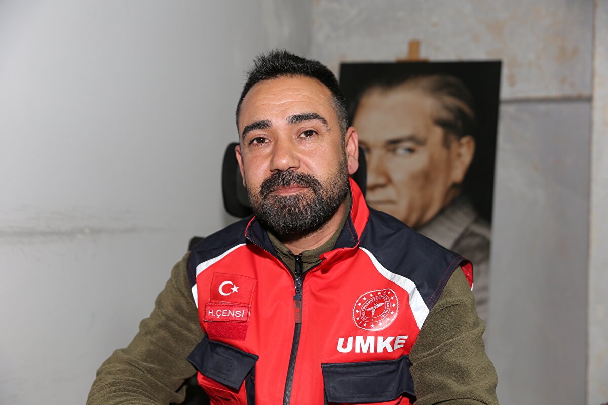 Tüm ülkenin, depremin ilk gününden bu yana depremzedelerin yaralarının sarılması için imkanlarını seferber ettiğini belirten Çensi, depremin dördüncü günü Van Sağlık Müdürlüğü ekipleriyle deprem bölgesine görevlendirildiklerini dile getirdi.<br><br>Van'a geri döndükten sonra ailenin rahatsız olmaması için İl Ambulans Servisi Başhekimliğindeki dinlenme odasında kalmaya başladığını ifade eden Çensi, şöyle konuştu:<br><br>"İl Sağlık Müdürü Muhammed Tosun ve Başhekim Harun Eyyüpkoca, durumumu öğrenince bana kurumda bir oda tahsis ettiler. Kendimizce depremzede arkadaşımızın ailesini burada misafir ettiğimiz için çok mutlu oluyoruz. Sağlık camiasında tüm arkadaşlarımız canla başla çalışıyor. 1999'daki Gölcük ve 2011'deki Van depremi yaşayan biri olarak depremzedeleri çok iyi anlıyorum. Van depreminde kısa süreliğine dışarıda kaldım, evim hasar görmüştü. Depremin ilk gününden bu yana depremzedelere yardımcı olmak için görevimizi yerine getiriyoruz. Vanlılar evlerinde misafir ettikleri depremzede ailelerden kira almıyor. Elimizden geldiğince misafirlerimizi en iyi şekilde ağırlamaya çalışıyoruz. Eksiklerini gidererek onlara bu felaketi unutturmak istiyoruz. Van'da ilk günden bu yana insanlar depremzedelerin yaralarının sarılması için çaba gösteriyor."