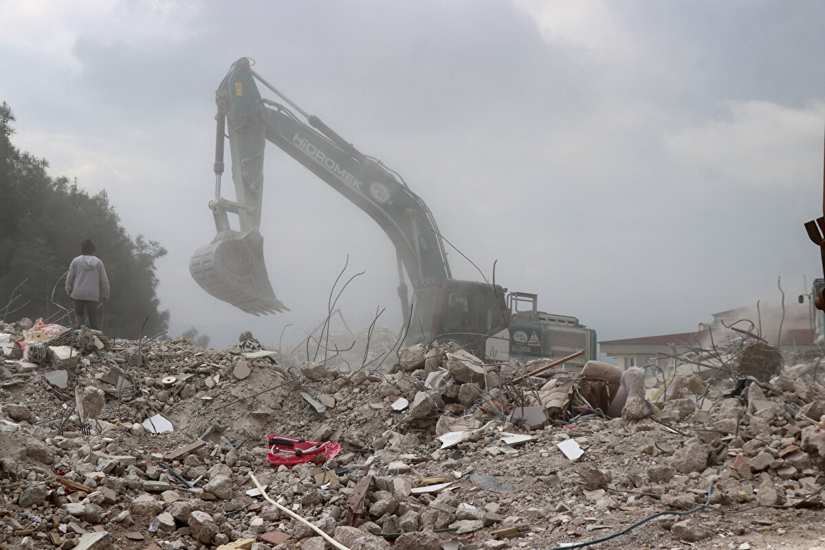 Depremden sonra kızıyla bölgeden ayrılamadığını dile getiren Dina, barınağa da gittiğini ancak yine de kedisinden bir haber alamadığını belirtti.<br>