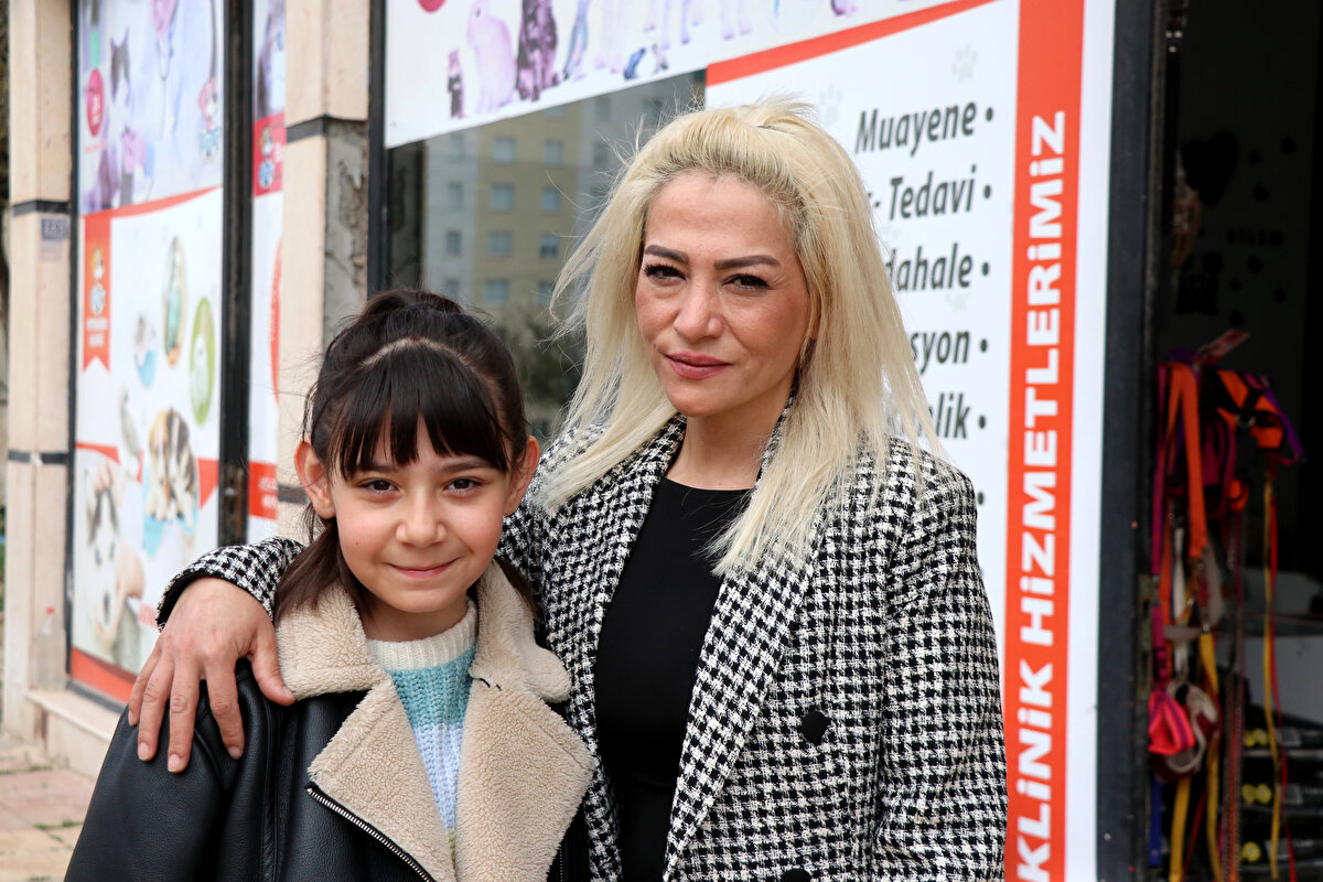 Dina, kedisini bulmak için insanlara fotoğrafını gösterdiğini ancak bir türlü ulaşamadıklarını söyledi.<br>