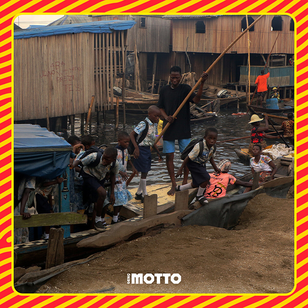 Çocuklar, bu yüzen okulda eğitim görüyor