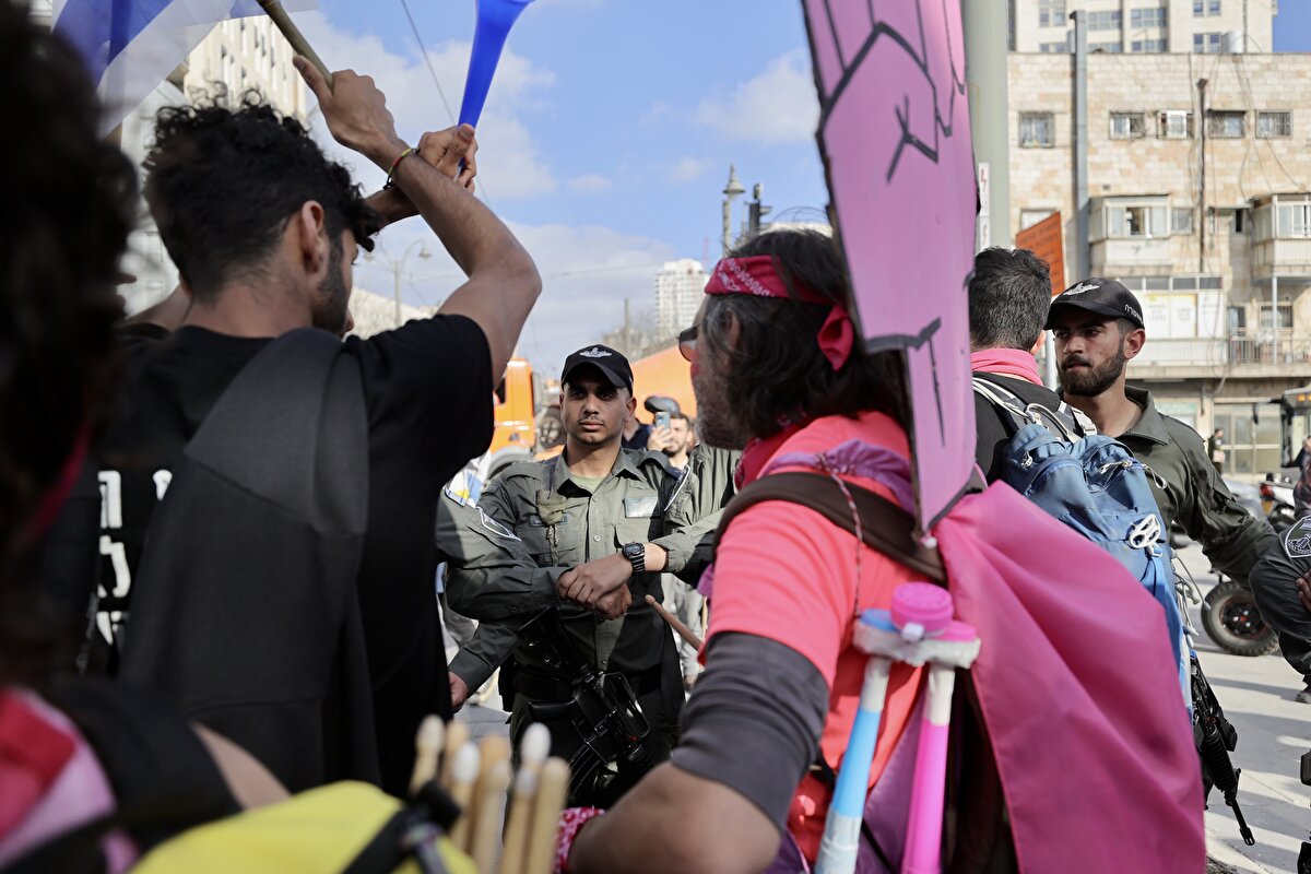 Her geçen dakika şiddetlenen protestolar nedeniyle Netanyahu geri adım atmak zorunda kaldı. İsrail'de 13 haftadır protestolara neden olan tartışmalı yargı reformu hakkındaki görüşmelerin meclisin bir sonraki yasama dönemine kadar ertelendiği duyuruldu. Başbakan Binyamin Netanyahu hükümetinin koalisyon ortaklarından Ulusal Güvenlik Bakanı Itamar Ben Gvir'in partisi Otzma Yehudit (Yahudi Gücü) tarafından yapılan açıklamada, yargı reformu ile ilgili görüşmelerin gelecek ayki Hamursuz Bayramı tatilinden sonraki meclis oturumuna kadar askıya alındığı ifade edilerek, "reformun diyalog yoluyla meclisten geçirilmesi" için bir sonraki oturumda yeniden meclise sunulacağı aktarıldı. İsrail meclisindeki bir sonraki yasama dönemi 30 Nisan-30 Temmuz tarihleri arasında olacak.<br><br>