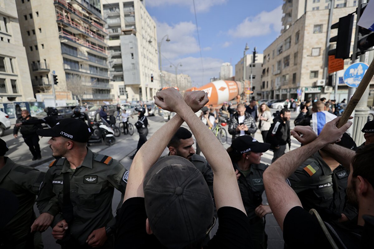 Göstericiler ise Netanyahu'nun yargı düzenlemesini tamamen durdurmayıp sadece ertelemesi nedeniyle gösterilerine devam edeceklerini açıkladı. Sokaklardaki karışıklık sabaha kadar devam etti.<br><br>