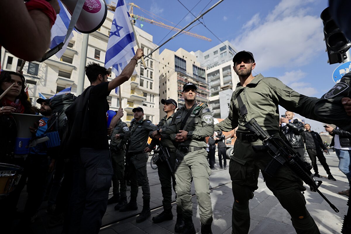 İsrail Kamu Yayın Kuruluşuna (KAN) göre, İsrail polisi, Tel Aviv merkezindeki Ayalon Caddesi'ni demir bariyerlerle kapatmaya çalışan ve ateş yakan göstericilere müdahale etti. TOMA, göz yaşartıcı ses bombası ve atlı birliklerle göstericileri dağıtmaya çalışan polislerden 2'si atılan cam şişelerle yaralandı. Yediot Ahronot Gazetesi ise olayda 5 göstericinin gözaltına alındığını, Ayalon Caddesi yakınlarında yargı düzenlemesi karşıtları ile destekçileri arasında da arbede yaşandığını yazdı.<br><br>