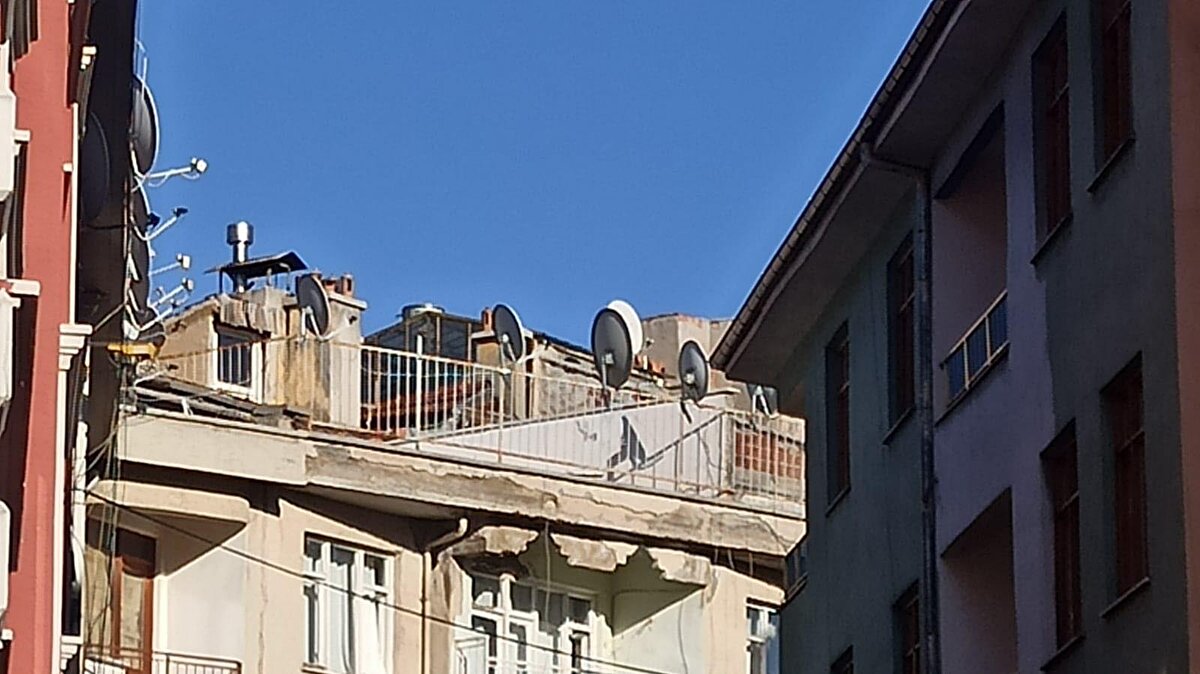 Fatma G.'nin ilk ifadesinde, ''Ailevi problemlerim vardı. Hava almak için dışarı çıktım. O sırada komşularım eve gelmiş. Ben dışarı çıktığımda saat 22.00 sıralarıydı, kızımın karnını doyurdum, ateşi olduğu için altını bezlemeden halının üzerine bırakarak çıktım. Sonra polisler aradı geldim'' dediği öğrenildi. İfadesinin ardından serbest bırakılan ve hastanede tedavi gören kızına refakat eden Fatma G.'nin, hakkında başlatılan soruşturma kapsamında 'Aile hukukundan kaynaklanan yükümlülüğün ihlali' suçundan 1 yıla kadar hapis cezası istemiyle yargılanması bekleniyor.