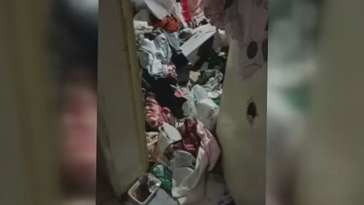 Apartman sakinleri, Fatma G.'nin kiracı olarak oturduğu teras kattan çocuk ağlama sesi duydu. Bunun üzerine Fatma G.'nin ev sahibinin de aralarında olduğu apartman sakinleri, boş olan yan daireden terasa çıktı. Ardından terasın duvarından atlayıp açık olan balkon kapısından Fatma G.'nin evine giren komşuları, gördükleri manzara karşısında şoke oldu. Her odası çöple dolu evin yatak odasında Fatma G.'nin kızı Asel yerde bitkin halde yatarken bulundu.