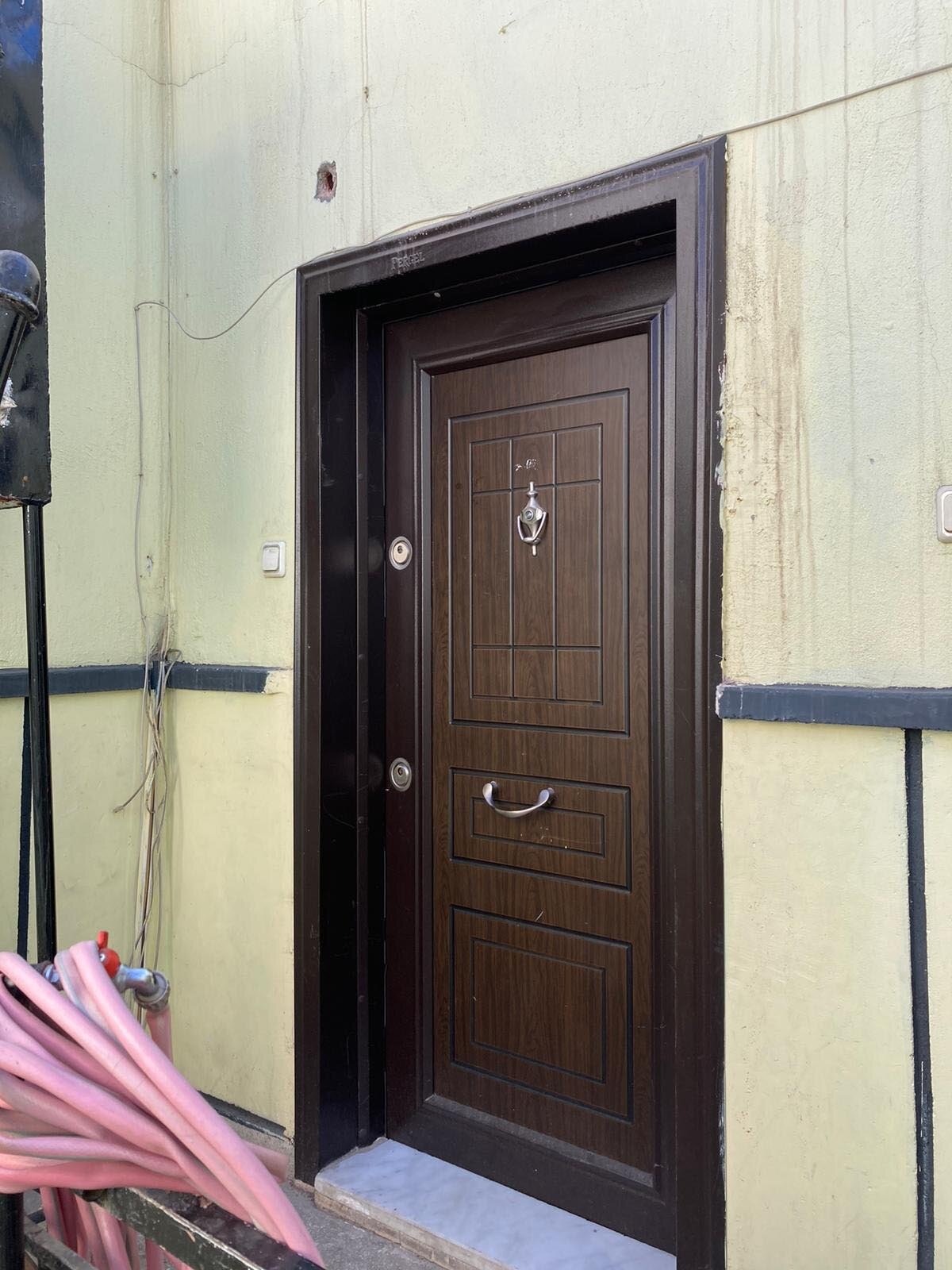  2 biberon su verip, minik Asel'i besleyen komşuları, polis ve sağlık ekiplerine haber verdi. Asel, ihbarla çağrılan ambulansla Konya Şehir Hastanesi'ne kaldırıldı.