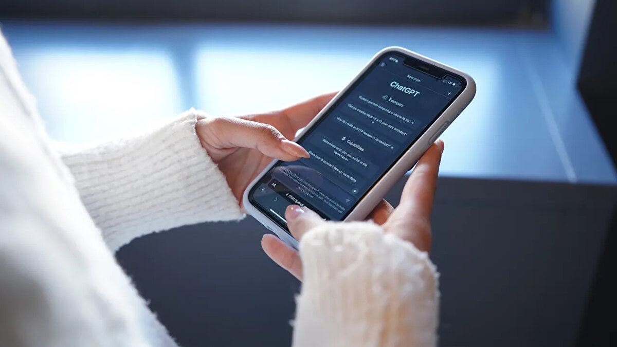 HANGİ MESLEKLER GÜVENDE?<br>Ancak grafik tasarımcılar, pazarlama stratejistleri ve finans yöneticileri yüzde 15'in altında puan aldı. Bulaşıkçılar, elektrikçiler ve berberler gibi daha yüksek ücretli işler de yapay zekaya karşı güvende. Eczacılar, avukatlar ve astronomların medyan geliri 81 bi 980 dolar olsa da, bu mesleklerin de yüksek maruziyete sahip olmadığı tespit edildi.<br><br>Kaynak: NTV