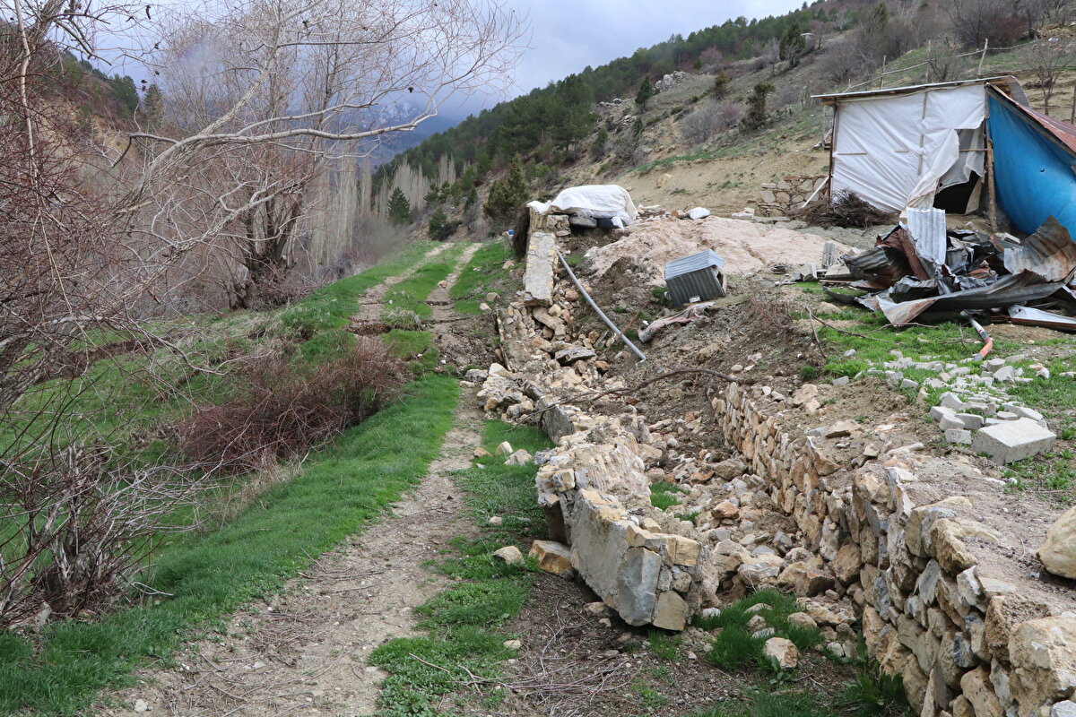Mahalle sakinlerinden Serkan Zor, AA muhabirine, 6 Şubat'ta meydana gelen ilk depremde mahallelerinin hasar görmediğini, asıl hasarın ikinci depremde meydana geldiğini söyledi.