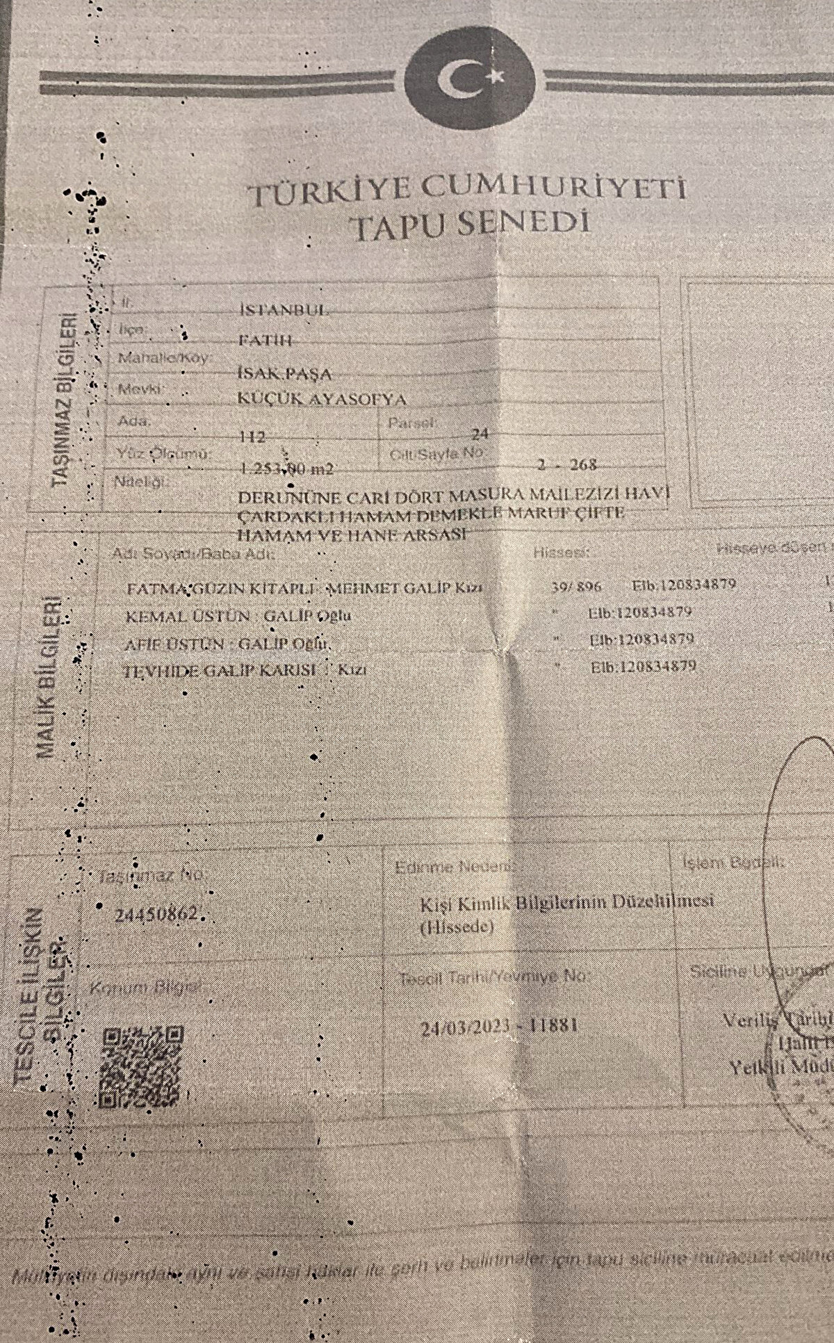 ÇARDAKLI HAMAMI HARABEYE DÖNMÜŞ<br>Mirasçıların danışmanı Faruk Keleş, Hüseyin Ağa'nın 1503 yılında inşa ettirdiği Çardaklı Hamamı'nın küçük bir bahçesi bulunduğunu söyledi. Hamamın 1970'lerde kapandığını, o günden bu yana bakımsızlıktan harabeye döndüğünü aktaran Keleş, "2015'te Uluslararası Anıtlar ve Sitler Konseyi Türkiye Milli Komitesi (ICOMOS) tarafından hamamın durumu Koruma Kurulu'na iletiliyor. Ancak hisselerinin yüzde 38'i Fahrettin Kerim Gökay Vakfı'na ait tarihi yapının, yüzde 62'lik hissesine sahip mirasçılar bulunamadığı için Hazine'de kayyum üzerinde duruyordu. Tapu davalarının sonuçlanmasıyla yüzde 62'lik hissenin tapularını, 16 mirasçısı pay oranlarına göre teslim aldı" dedi.