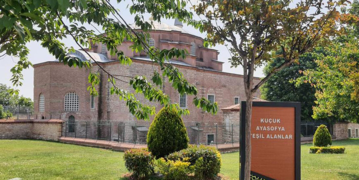 DEVAM EDEN 37 TAPU DAVASI DAHA VAR<br>Hüseyin Ağa'nın mirasçılarının Küçük Ayasofya Camii haziresi içerisindeki diğer ada-parsellerde devam eden 37 tapu davası daha bulunduğunu açıklayan Keleş, "Bir kısmı ifraz (taşınmazın birden fazla parsele ayrılması) görmüş bir kısmı da kayyum tarafından mahkeme kararlarıyla üçüncü şahıslara satılmış ve üzerlerine daire yapılmış. Bu 37 tapu davasıyla alakalı mahkeme süreçlerinin önümüzdeki günlerde Hüseyin Ağa'nın mirasçıları lehine sonuçlanmasını bekliyoruz" diye konuştu.