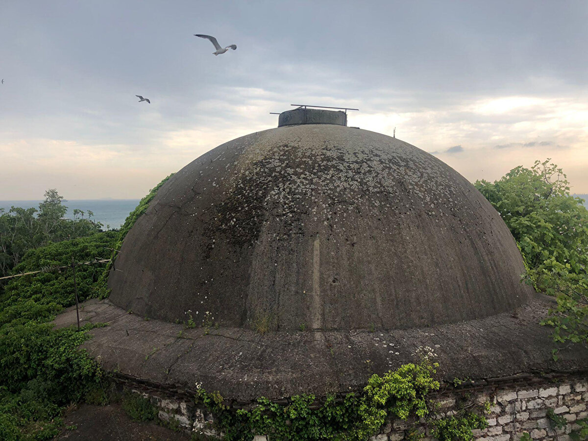 HÜSEYİN AĞA'NIN SOYUNDAN 16 MİRASÇI<br>Osmanlı dönemine ait tapuların mirasçılarıyla ilgili birçok davaya danışmanlık yapan avukat Gülen Dokuzoğlu Can tarafından, Hüseyin Ağa'nın soyundan gelen 16 mirasçı adına, 2019 ve 2020 yıllarında Isparta Sulh Hukuk mahkemelerine toplam 12 mirasçılık tespit davası açıldı. Dava konusu, Küçük Ayasofya Camii haziresindeki, 1503 yılında Hüseyin Ağa tarafından inşa ettirilen Çardaklı Hamamı ve küçük bahçesiyle Hüseyin Ağa'nın yaklaşık 80 yıl önce yıkıldığı tahmin edilen konağının bulunduğu 323 metrekarelik alanları içeriyordu.