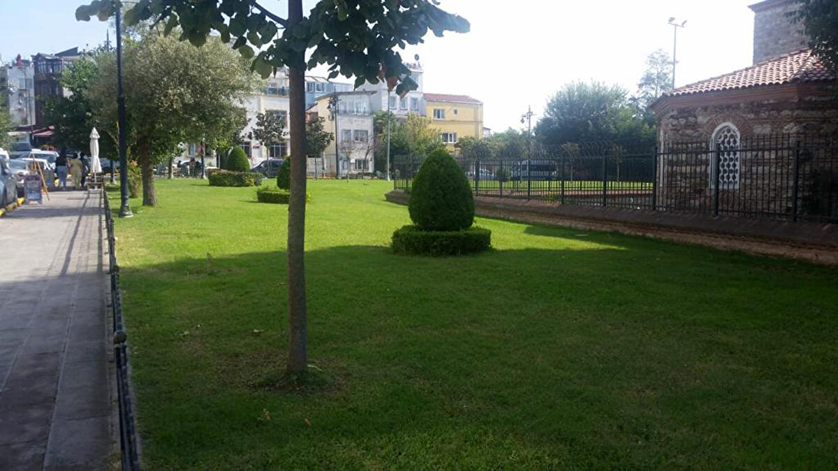 7,5 MİLYON DOLARLIK MİRAS<br>Tarihi hamam ve arazi değerleri 7,5 milyon dolar civarında tahmin edilen 2 alanla ilgili tapu sahipleri adına hem maliye, hem de belediyeye 1950 yılından itibaren geçerli olması nedeniyle tüm vergilerinin ödenmesi için çalışma başlattıklarını aktaran Faruk Keleş, toplamda vergilerin 1,5 milyon TL civarında olduğunu söyledi. Keleş, "Öncesinde veraset ve emlak vergileri olmadığı için 1950 itibarıyla tüm vergilerin ödemesi yapılacak. Ardından harabeye dönüşen Çardaklı Hamamı'nın restorasyonu planlanıyor. Eski konak alanının da şu an kullanımda olması nedeniyle isterse Fatih Belediyesi'ne kamulaştırılması, istemez ise tapu sahiplerine teslimini talep edeceğiz" dedi.