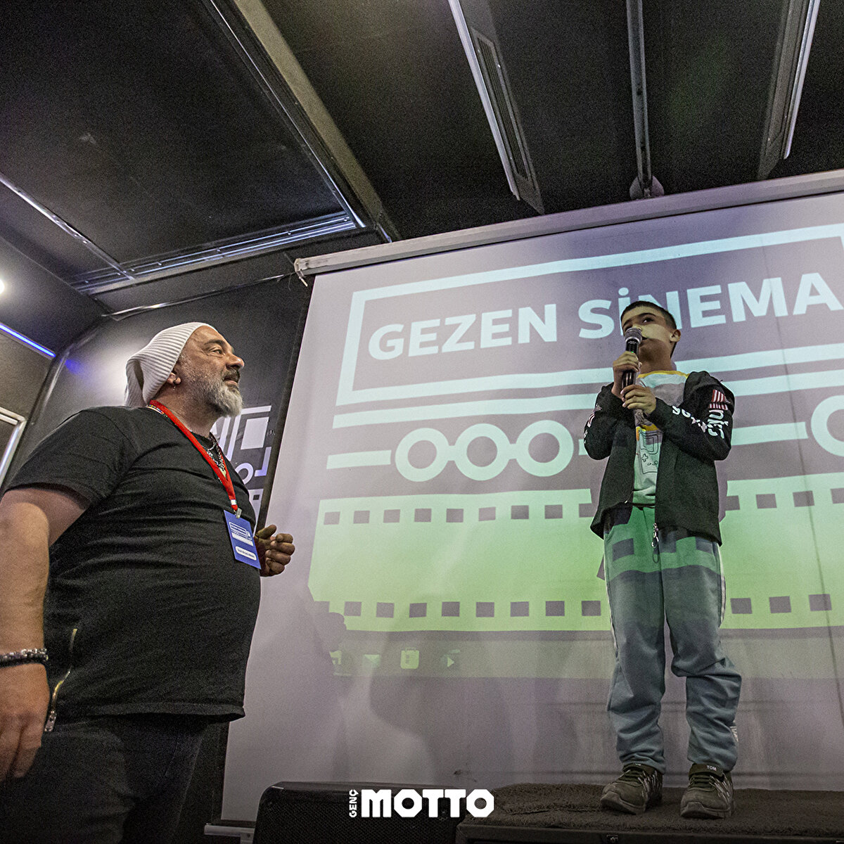 Bu etkinlik alanında dans ediliyor ve şarkılar söyleniyor