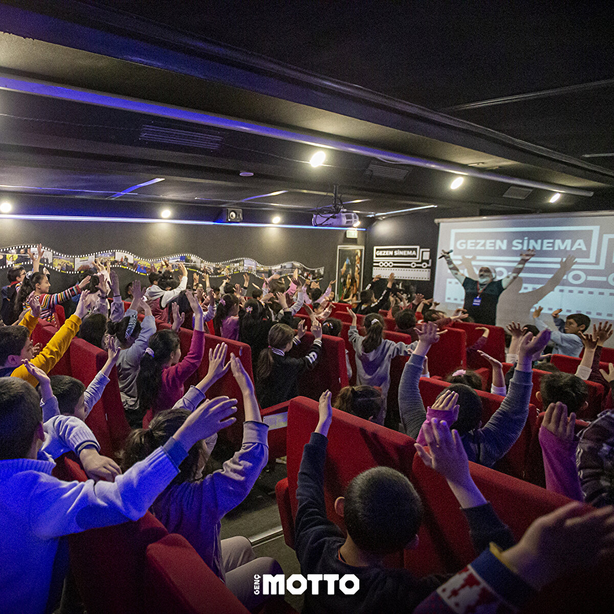 Depremzede çocuklar için eğlendirici etkinliklere ev sahipliği yapıyor