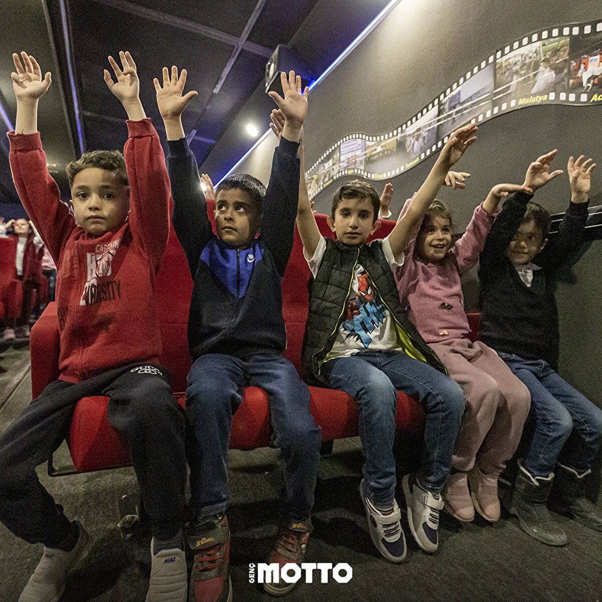 Etkinliklerde çocuklar, çizgi film ve animasyon gösterilerini izliyor